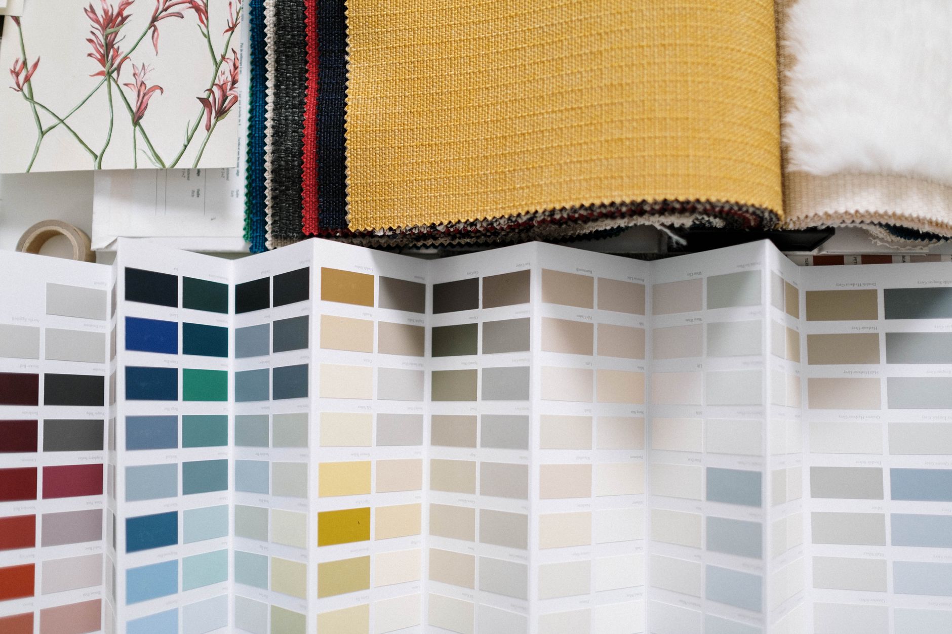 Une variété d'échantillons de tissu à côté d'une palette de couleurs détaillée pour l'inspiration de design.